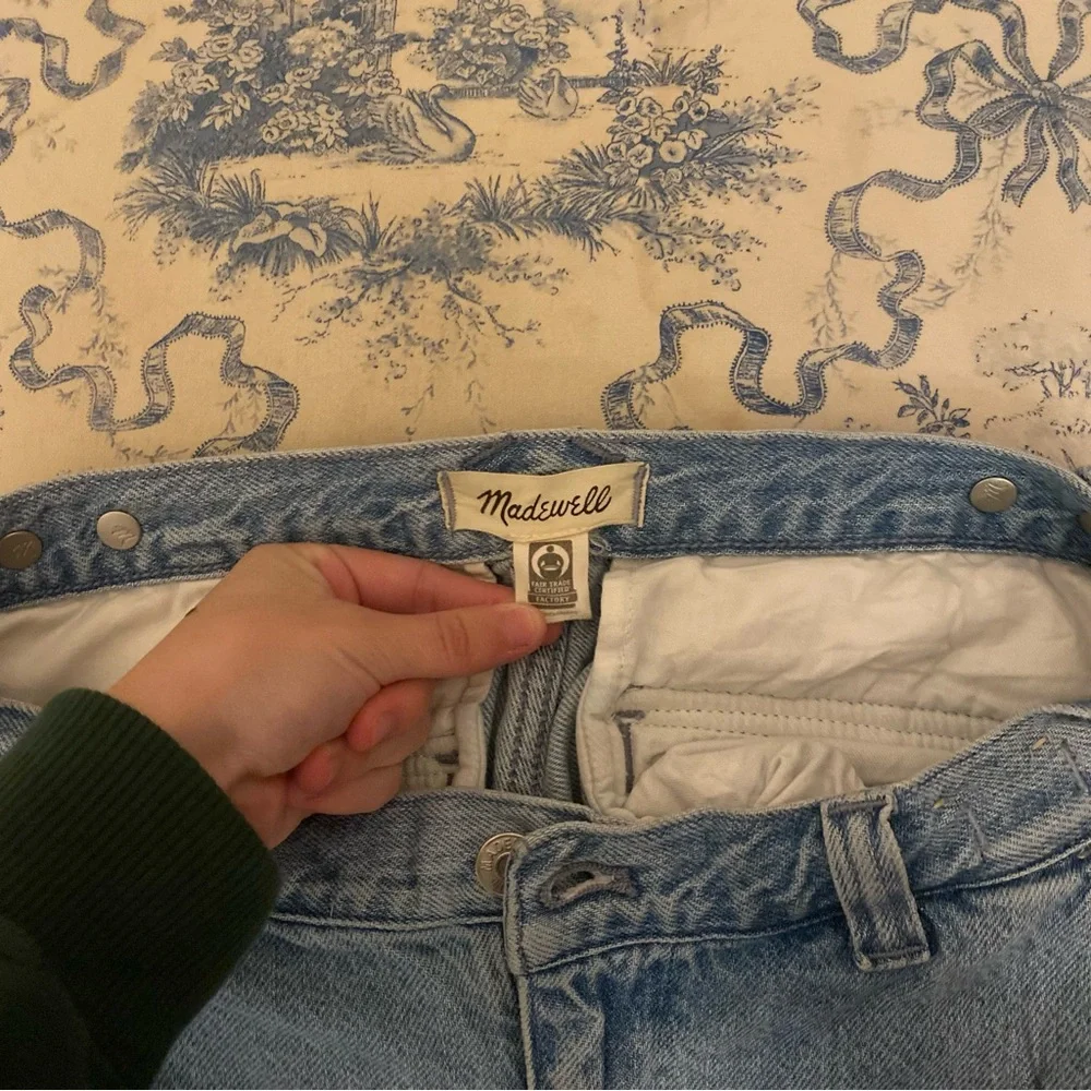 Madewell Low Slung Straight Cargo Jeans | Coleman Wash | Size 28 - Picture 9 of 12